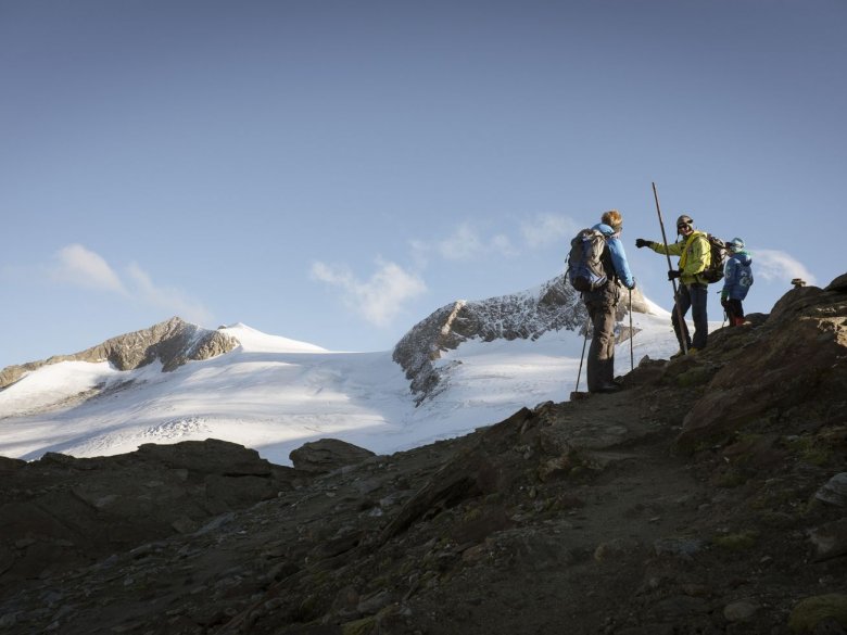 Links hinter der schneebedeckten Spitze liegt unser Ziel: Der Gipfel des Großvenedigers.