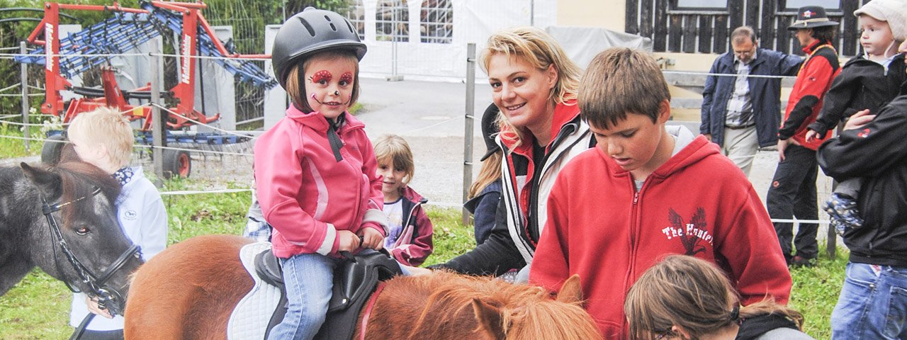 Schminken und Ponyreiten gehören beim Schölfelerfest zum Rahmenprogramm für Kinder, © Feuerwehr Wildermieming