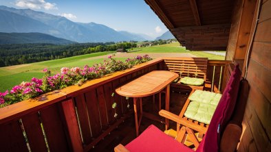 Balkon mit Ausblick auf die Tiroler Bergwelt