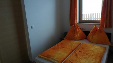 Zimmer mit Bett (140cm) - Schiebetür zum DZ