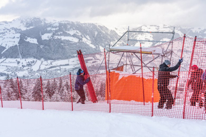 Zahlreiche Helfer sind im Einsatz, um die Strecke f&uuml;r Sportler und Zuschauer abzusichern.
, © alpingiun