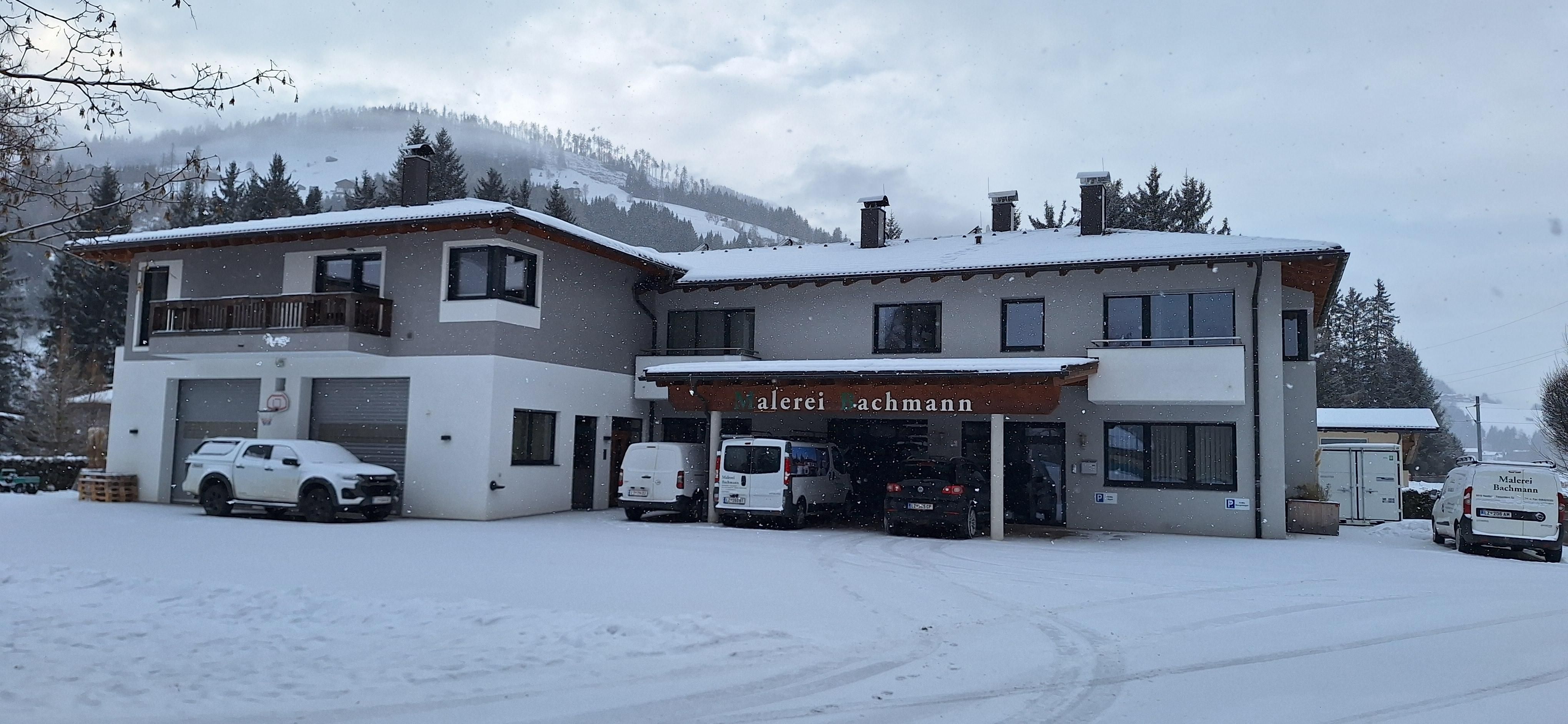 Gebäudeansicht bei Schneefall