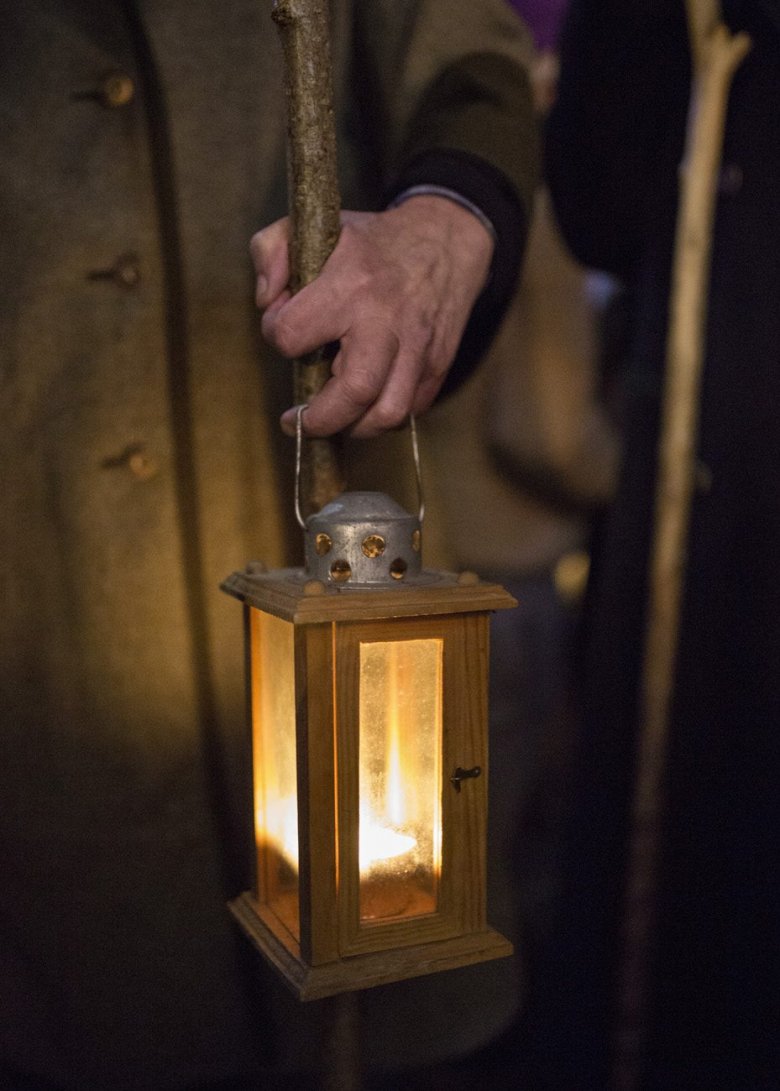 Das Friedenslicht wird an Heiligabend aus der Kirche geholt und genutzt, um die Kerzen am Christbaum anzuzünden., © Tirol Werbung - Lisa Hörterer