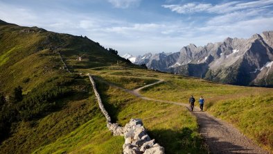 MayrhofnerBergbahnen_Wandern_am_Geniesserrundweg_A