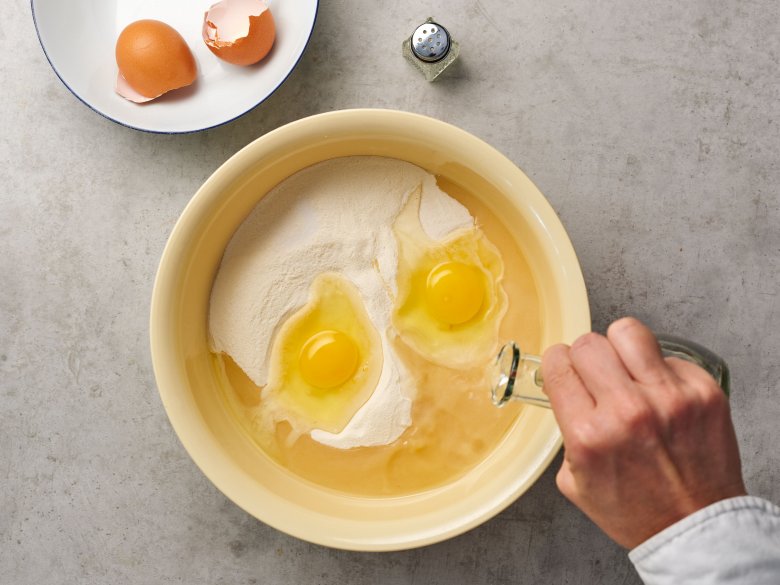 Schritt 1:&nbsp;Mehl, die Eier, das &Ouml;l, Salz und lauwarmes Wasser vermischen