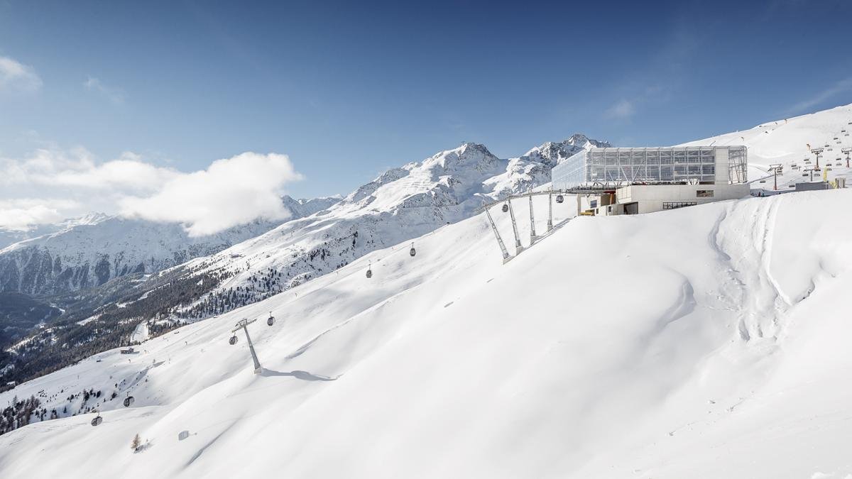 Im Winter erfreuen sechs Skigebiete mit fast 90 Seilbahnen und schneesicheren Höhenlagen von bis zu 3.250 Metern die Urlauber. Vom Übungslift in Kühtai bis zu den zwei Gletschergebieten in Sölden bleiben keine Wünsche unerfüllt., © Ötztal Tourismus