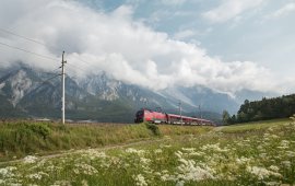 Viele Wanderungen  eignen sich ideal für eine Anreise mit Bahn und Bus.
, © Tirol Werbung, Regina Recht