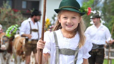 Früh übt sich, wer einmal Senner werden will: Beim Almabtrieb in Reith im Alpbachtal marschieren die Kinder mit, © Grießenböck