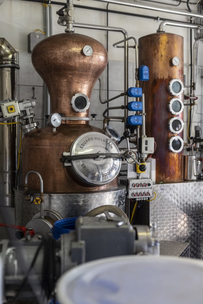 Die modernsten Krautinger-Destillerie der Welt steht in der ehemaligen Garage des Steinerhofes. Nur etwa 2.000 Liter werden jedes Jahr produziert.
