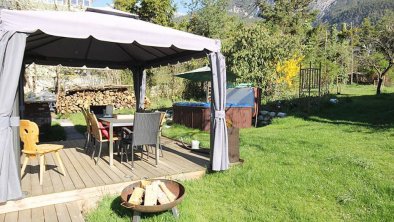 Pergola mit Whirlpool im Gästehaus Edelweiss