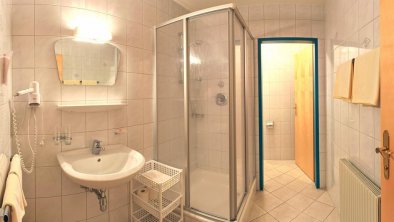 Badezimmer mit Dusche - Hotel Krone Oberperfuss (2