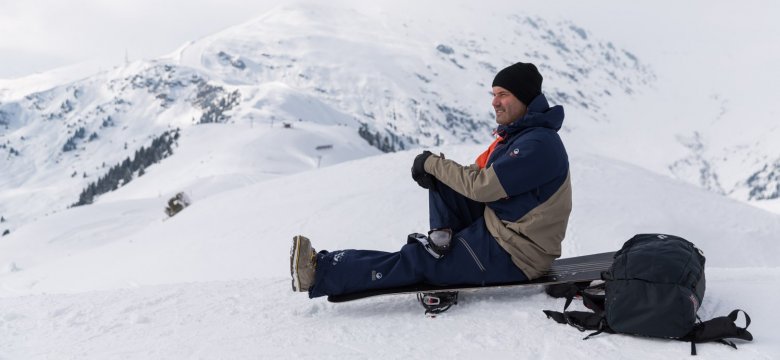 Nachdem wir ein paar Runden im Skigebiet gedreht haben, genie&szlig;t Thomas den Ausblick am Penkenjoch.
