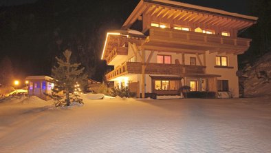 ZIRBENNEST Haus Martha bei Nacht