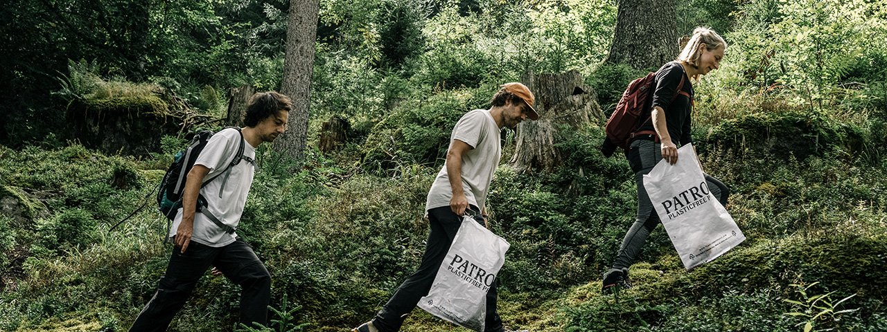 Gemeinsam macht's Spaß: Müllsamlen bei den Tirol CleanUp Days 2023, © Martin Säckl / Patron e.V.