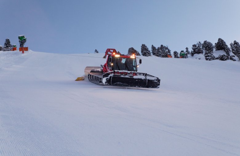 Sie wollten schon einmal mit einer Pistenraupe selber fahren?&nbsp;Daran k&ouml;nnen sie sich&nbsp;im Kaunertal selbst&nbsp;versuchen., © Tirol Werbung - Bert Heinzlmeier