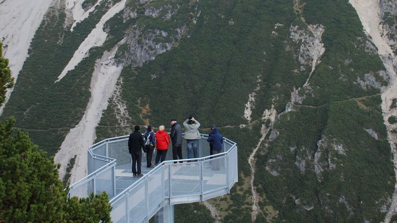 Vom Adlerhorst, einer rund 2.000 Meter hoch gelegenen Aussichtsplattform, hat man einen grandiosen Ausblick in die Imster Bergwelt, © Imst Tourismus