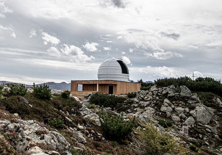 An der Sternwarte am Venet kann man durch ein Spezialfernrohr die Sonne beobachten.
, © Venet-Bergbahnen / Chris Walch