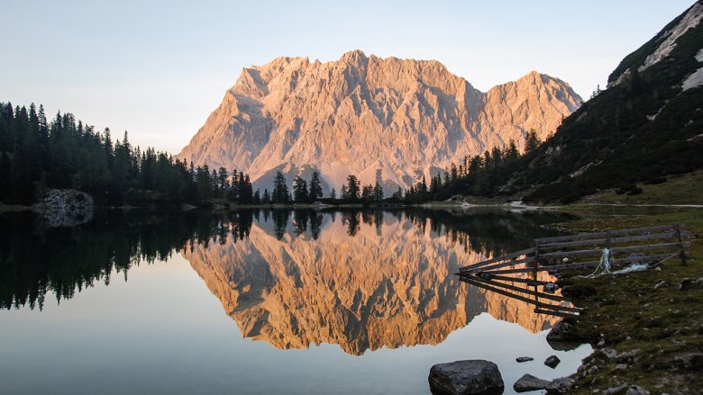 Seebensee und im Hintergrund das Zugspitz-Gebirge.