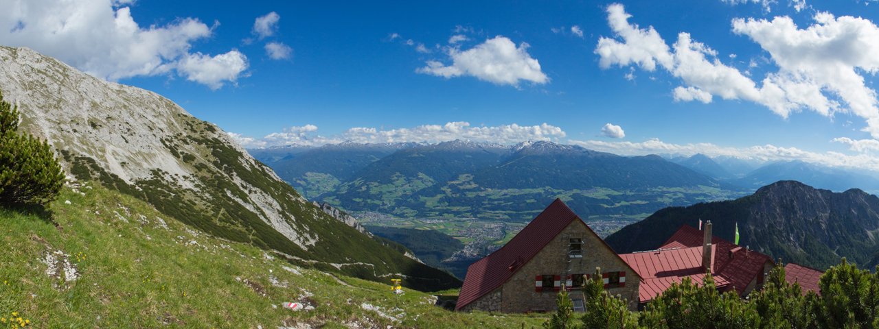 Panoramablick auf die Bettelwurf Hütte vom Gipfelkreuz, © Bettelwurf Hütte