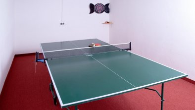 Spielzimmer mit Tischtennis und Darts