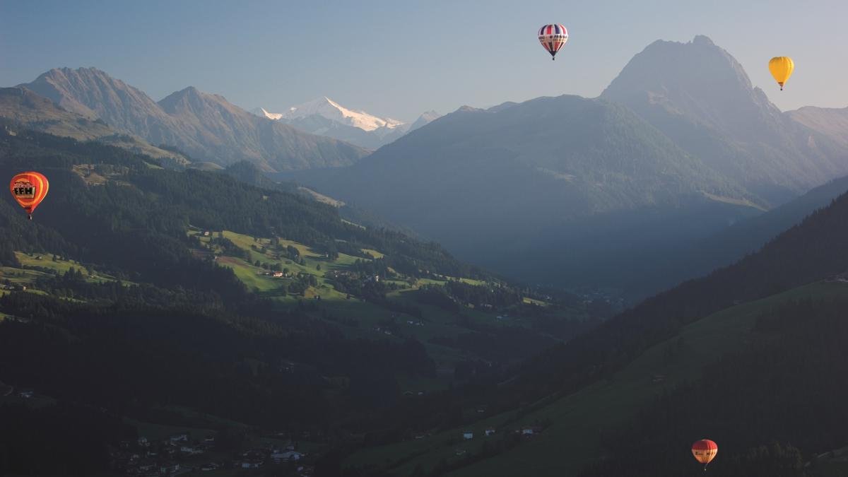 Bei der internationalen Ballonwoche in Kirchberg treffen sich alljährlich ein paar Dutzend Ballonfahrer-Teams aus aller Welt. Auch Gäste können die Gelegenheit nützen, sich die Welt einmal in aller Ruhe von oben anzuschauen., © Albin Niederstrasser