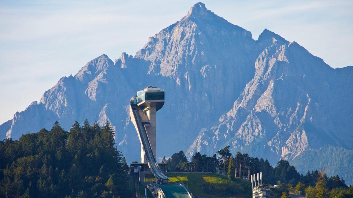 Für Skispringer nichts weiter als eine moderne Anlage zur Ausübung ihres Sports, ist die von Zaha Hadid erdachte Sprungschanz im Süden von Innsbruck für alle anderen ein exzellenter Aussichtspunkt und ein spektakuläres modernes Wahrzeichen der Stadt., © Innsbruck Tourismus