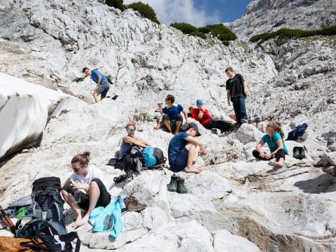 Sommer und Schnee:&nbsp;Die Wandertruppe macht nach dem Erklimmen des Stempeljochs eine wohlverdiente Pause.