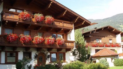 Glockenstuhl und Haus Regina-Kaltenbach-Zillertal