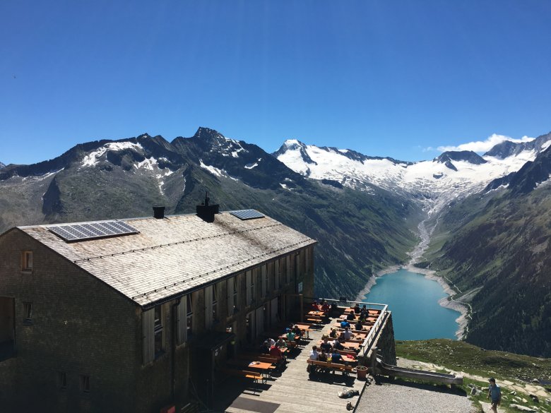 Opererhütte entlang des Berliner Höhenweges mit Blick auf den Schlegeis Stausee, Foto: Eckard Speckbacher