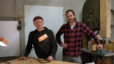 Ökobilanz blendend: Harald Hofer (li.) und Felix Fehr in der „Almleuchten“- Werkstatt bei Innsbruck. Die Maschinen werden mit Ökostrom aus sauberer Wasserkraft betrieben.
