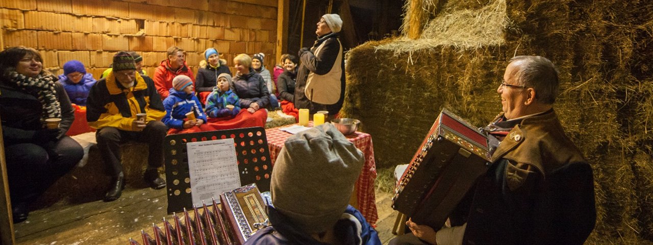 Geschichtenerzählen im Stroh: Pitztaler Bergadvent, © Chris Walch / TVB Pitztal