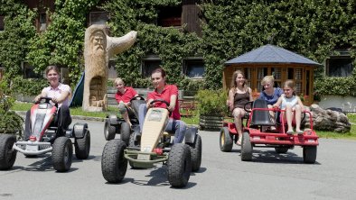 Spielplatz/Go Karts Gut Kramerhof (300 m entfernt)