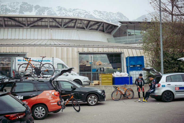 Startklar: Im und vor dem Radlager des Tirol Cycling Teams in Innsbruck werden alle Vorbereitungen f&uuml;r die Ausfahrt getroffen.
