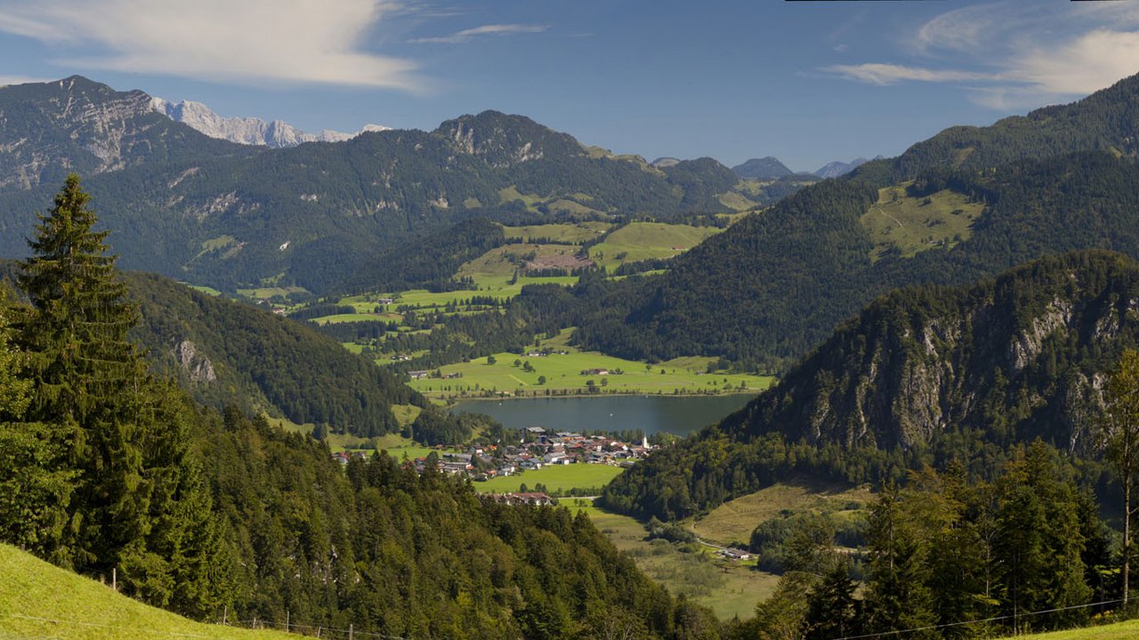 Blick auf Walchsee (Ort und See) im Kaiserwinkl, © TVB Kaiserwinkl/Bernhard Bergmann