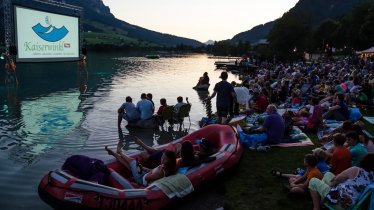 Kinonächte direkt am Walchsee mit Blick aufs Kaisergebirge: „Kino am See“ in Walchsee. Foto: TVB Kaiserwinkl