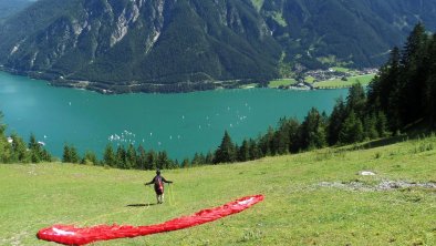 Paragleiter startet am Zwölferkopf, © Haus Regenbogen