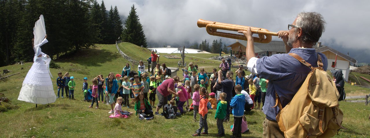 Zauberwesen am Berg: Bei der Big Family Woche erscheinen schon mal märchenhafte Figuren, © TVB Stubai Tirol