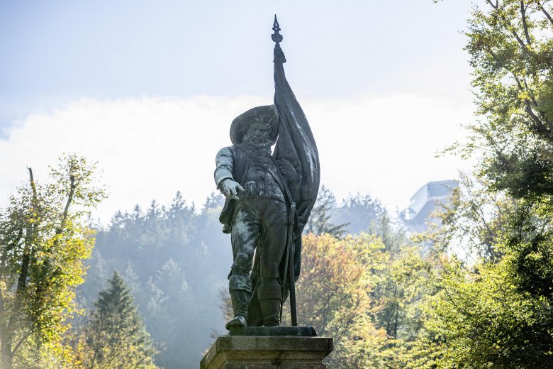 Eine Statue von Andreas Hofer am Bergisel erinnert auch heute noch an die Freiheitsk&auml;mpfe des fr&uuml;hen 19. Jahrhunderts., ©  Innsbruck Tourismus - Mario Webhofer