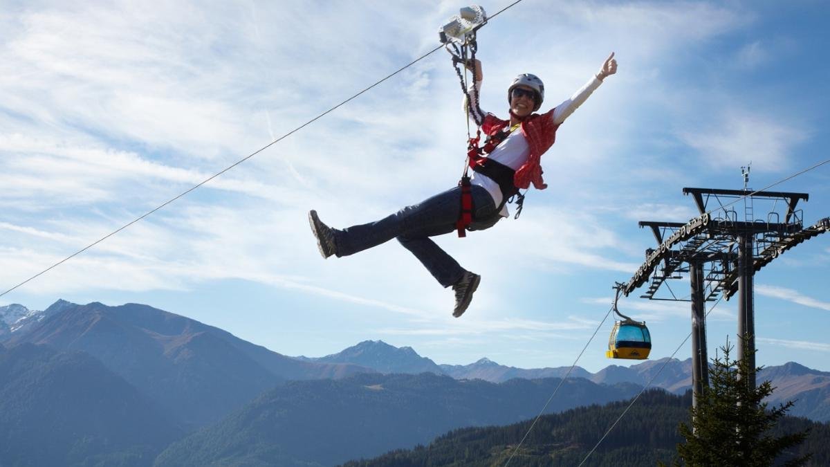 In 85 Metern Höhe über Skifahrer oder Wanderer dahin zu sausen, das ist Adrenalin pur. In vier Streckenabschnitten führt die Stahlseilrutsche Serfauser Sauser von der Sunliner-Bergstation bis zur Komperdell-Talstation., © Serfaus-Fiss-Ladis