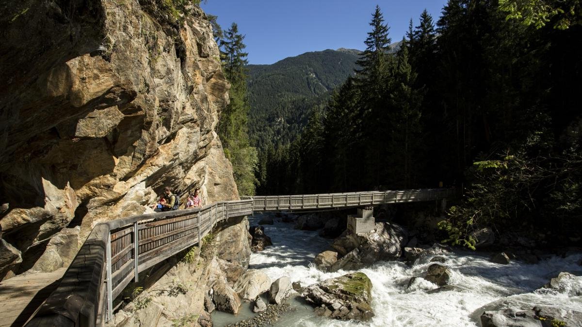 Ob Rafting, Kanufahren oder Canyoning – nass werden Abenteuerhungrige an bzw. auf der Ötztaler Ache allemal. Wer nicht auf der Jagd nach einer Extraportion Adrenalin ist, sondern innere Ruhe sucht, wird sich beim Fischen deutlich wohler fühlen., © Ötztal Tourismus/Christoph Schöch