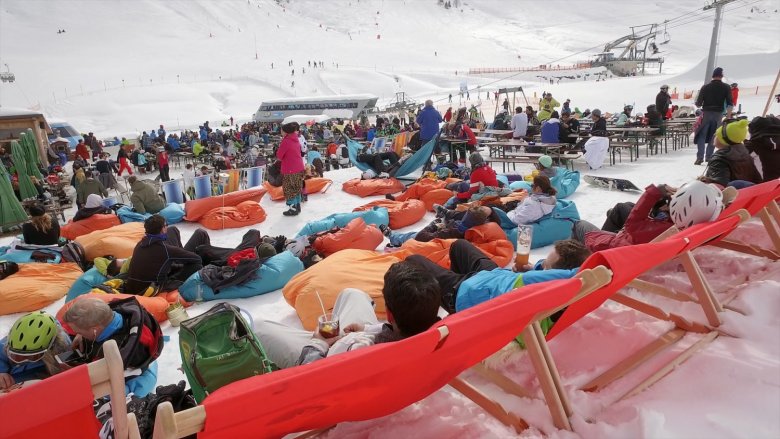 Bei der Grillhofalm tummeln sich Snowpark-Besucher und Sonnenhungrige.
