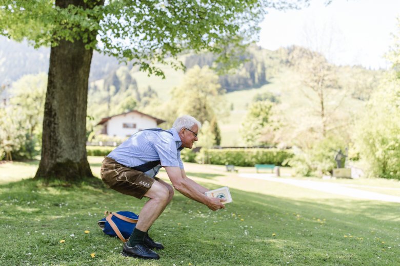 Die Hocke beherrscht Pepi perfekt: Er war ja auch Skilehrer. „In die Hocke gehen und dann vor dem Sprung ein Haxenzucker“, so erwischt man den Sprung perfekt., © Maria Kirchner