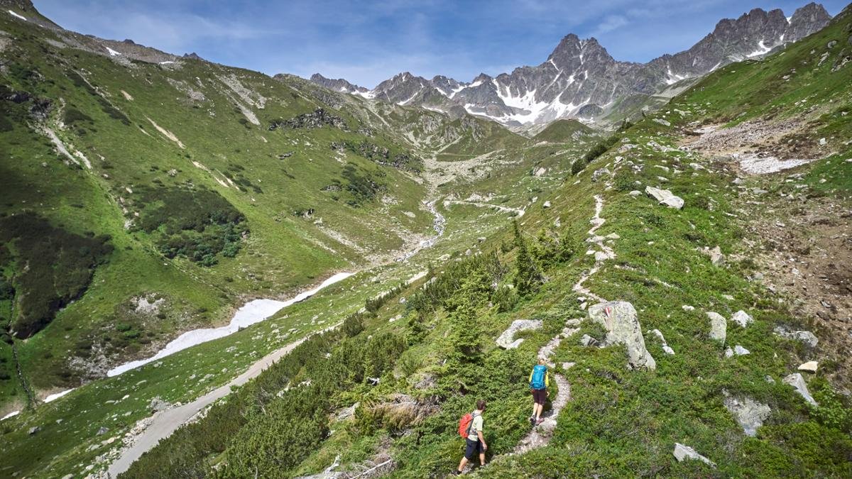 Wer sich als echten Bergwanderer sieht, sollte ihn einmal gegangen sein: den Paznauner Höhenweg. Die neun landschaftlich traumhaften Etappen mit 120 Kilometern Strecke und 11.000 Höhenmetern lassen sich einzeln laufen oder am Stück in neun Tagen., © TVB Paznaun - Ischgl