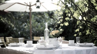 Der Unterwirt Gourmethotel Ebbs - Essen im Garten, © archipicture