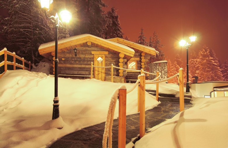 Von der heißen Kelosauna in den tief verschneiten Garten. So stelle ich mir Saunieren im Winter vor. Foto: Alpenbad Leutasch/Hintraeger, © Alpenbad Leutasch/Hintraeger