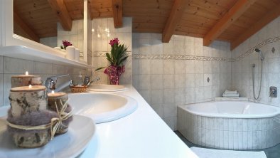 Badezimmer mit Dusche und Badewanne Alpbach, © Wellnessappartements Margit