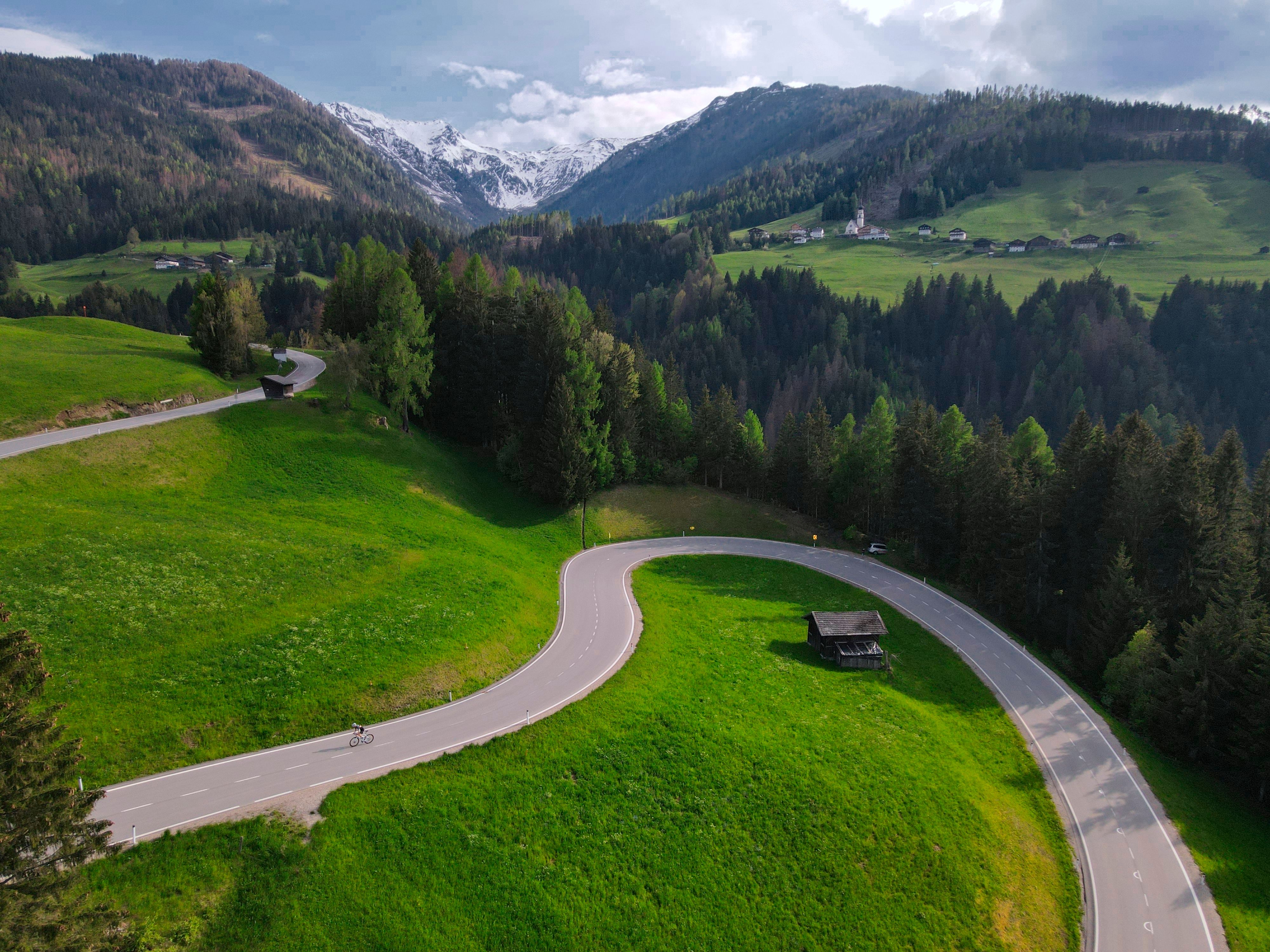 Rennradfahren auf Serpentinen im Tiroler Gailtal