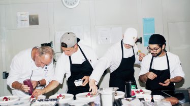 Sieberer und Söhne: Bei der Entwicklung und Zubereitung der lustigen Gourmetwanderung in der Heimatbühne ist auch der Nachwuchs des Altmeisters Martin Sieberer (links) beteiligt.