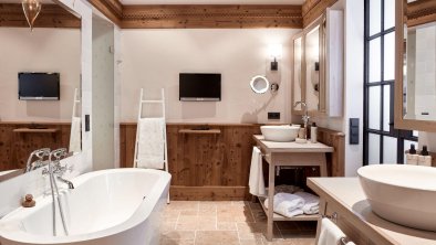 #304 Designer bathroom with bathtube and steambath