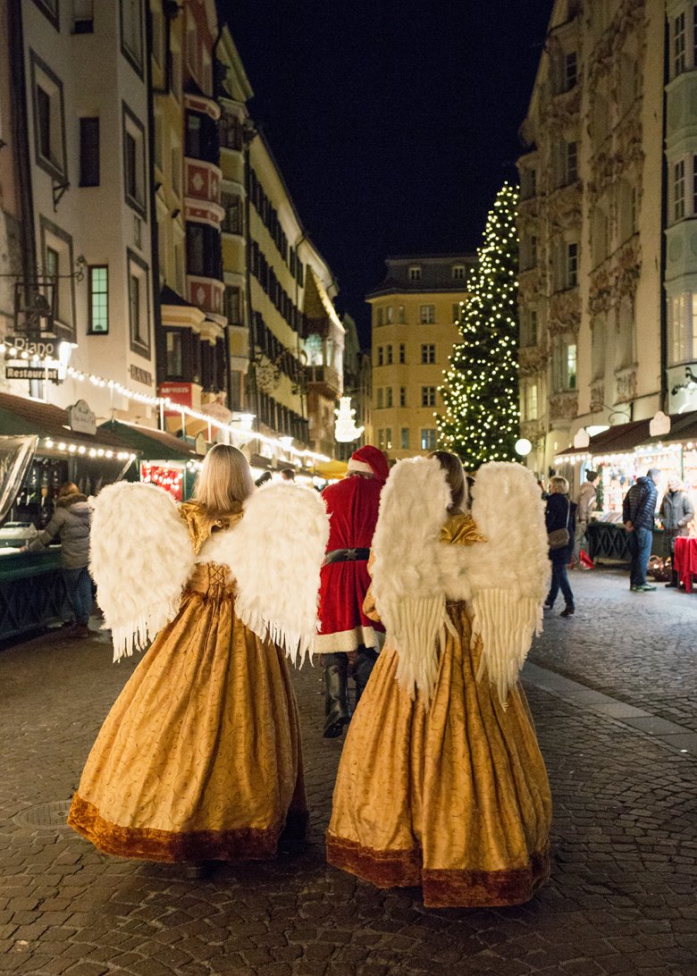 Auch auf Weihnachtsengel und den Nikolaus kann man am Innsbrucker Weihnachtsmarkt treffen. Foto: Lisa Hörterer